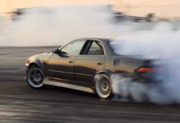 Ce sancțiune a primit un tânăr fără permis care făcea drifturi pe o stradă din Botoșani