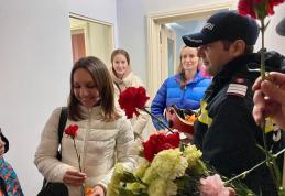 Pompierii au dăruit flori femeilor cazate la Hand of Help și Tabăra „Codrii de Arama” Agafton - FOTO