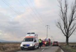 Copil de 6 ani rănit după ce mașina în care se afla a intrat într-un mal de pământ