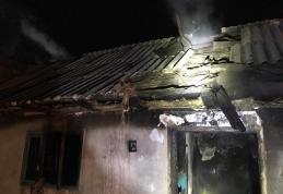 Incendiu la Pădureni! Casă cuprinsă de flăcări în urma unui scurtcircuit - FOTO