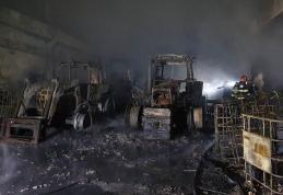 Incendiu puternic la Frumușica! Mai multe utilaje agricole și cereale distruse de foc - FOTO