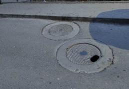 Primim la redacție – Un capac de canal creează probleme: „Sper ca autoritățile să găsească unul corespunzător”