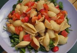 Salată de paste cu roșii uscate și busuioc