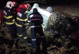 Tânăr rănit după ce autoturismul pe care îl conducea a ieşit de pe şosea şi s-a răsturnat - FOTO