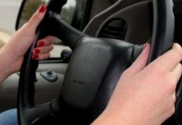„Cursuri” de șofat, întrerupte de polițiști. Adolescentă de 17 ani, prinsă la volan, într-o comună botoșăneană