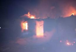 A profitat că părinții nu sunt acasă și s-a jucat cu chibriturile lângă depozitul de furaje