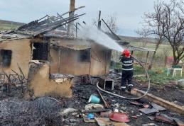 Bătrân rămas fără casă în urma unui incendiu, la Știubieni - FOTO