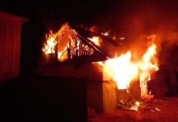 Casă cuprinsă de flăcări după ce proprietarul a adormit în timp ce fuma