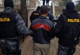 Tineri reținuți de polițiști după ce au pipăit o minoră apoi au făcut scandal într-un bar