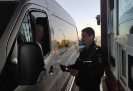 Cărți de identitate false ascunse în încălțăminte, descoperite la controlul de frontieră