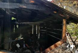 Bucătărie de vară distrusă de un incendiu - FOTO