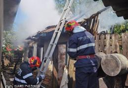 Incendiu pornit din joaca unui copil de șase ani! Flăcările au cuprins gospodăria unor botoșăneni - FOTO