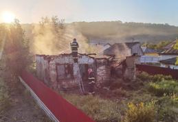 Casă distrusă într-un incendiu izbucnit de la o lumânarea lăsată nesupravegheată - FOTO