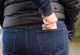 Femeie reținută după ce a sustras 1700 de lei din buzunarul unui bătrân