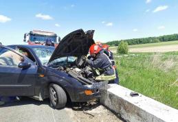O femeie a ajuns la spital după ce a intrat cu mașina într-un cap de pod