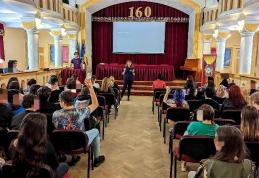 Poliţiştii botoşăneni alături de elevi pentru prevenirea infracționalității în mediul online - FOTO