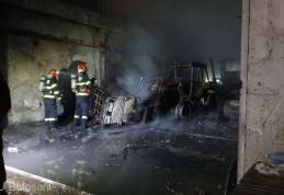 Hală plină cu utilaje agricole distrusă într-un incendiu
