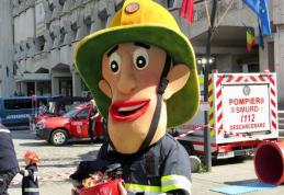 Sute de copii s-au întâlnit cu pompierul Sam în fața Prefecturii Botoșani