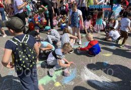 Ziua Copilului sărbătorită în forme și culori pe asfaltul din fața Primăriei Dorohoi - FOTO