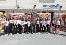 Flashmob în stil reginist. Elevii Liceului „Regina Maria” Dorohoi au animat atmosfera cu o demonstrație de dans plină de energie! – FOTO