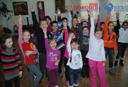 Bucuria sărbătorilor de iarnă, exprimată de elevi din Dorohoi, în cadrul spectacolului „Poveşti la gura sobei”
