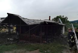 Incendiu într-o gospodărie din județ! Acoperișul unei case și un magazin au fost distruse! - FOTO