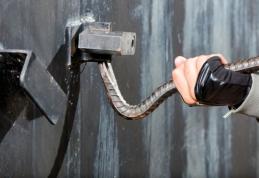 Un hoţ a dat iama într-o curte: au dispărut scule pentru construcții, de aproape 15.000 lei