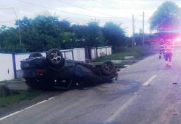 ACCIDENT! Tânăr rănit după ce autoturismul în care se afla s-a izbit de un cap de pod - FOTO
