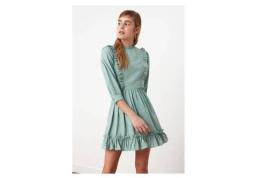 8 sfaturi pentru a purta o rochie mini cu încredere