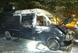 Mașină distrusă de foc pe o stradă din Botoșani