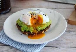Toast cu avocado și ou poșat