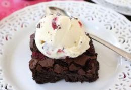 Negresă cu zmeură și înghețată