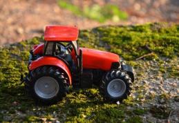 Beat și fără permis a plecat cu tractorul la treabă