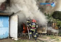 Două garaje și o mașină distruse într-un incendiu izbucnit în Dorohoi - FOTO