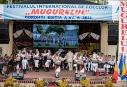 Mugurelul - un  festival cu tradiție la Dorohoi. Vezi unde a ajuns trofeul acestei ediții! - FOTO