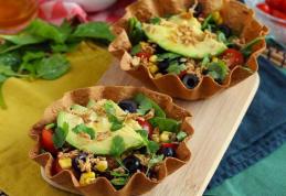 Boluri din tortilla cu salată