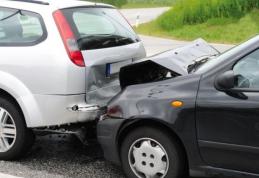 S-a urcat beat la volan și a lovit o mașină parcată