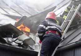 Intervenție a pompierilor după ce acoperișul unei clădiri din Botoșani a fost cuprins de flăcări - FOTO