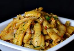 Păstăi de fasole verde cu usturoi