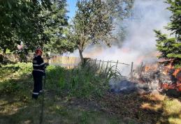 Depozit de fân cuprins de flăcări la Broscăuți. Pompierii din Dorohoi au intervenit pentru stingere - FOTO