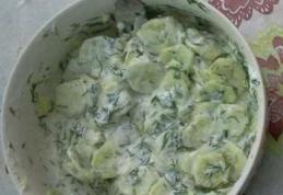 Salată de castraveți cu sos de iaurt