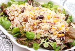 Salată mediteraneană de orez, ton, măsline, roșii uscate și lămâie