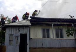 O familie din comuna Sulița a rămas fără acoperiș deasupra capului în urma unui incendiu