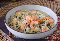 Salată de orez cu creveți, dovlecel și ghimbir