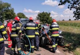 ACCIDENT! Doi răniți după ce mașina în care se aflau s-a izbit violent de un copac - FOTO