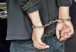 Doi tineri reținuți pentru tâlhărie și conducere fără permis