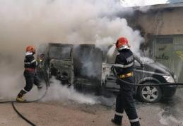 Microbuz distrus de flăcări în Botoșani. Incendiul a cuprins și o parte din acoperișul a două garaje - FOTO
