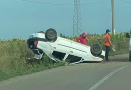 Accident în județ! O mașină s-a răsturnat la intrarea în Corni