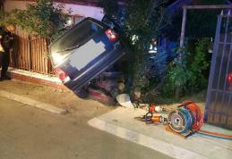 S-a oprit cu mașina în gardul unei gospodării după ce s-a urcat băut la volan - FOTO