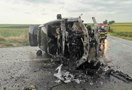 Accident! O mașină a izbit un cap de pod, s-a răsturnat și a luat foc. Doi tineri s-au salvat - FOTO